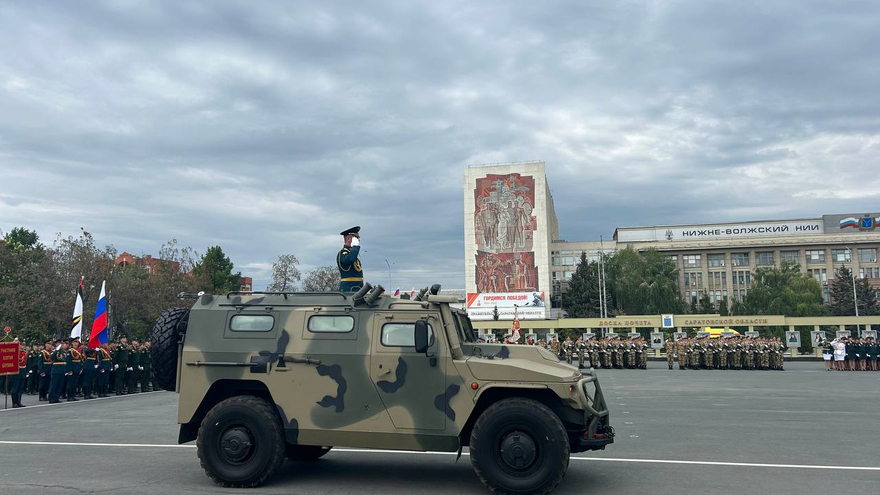 В центре Саратова репетируют парад ко Дню Победы