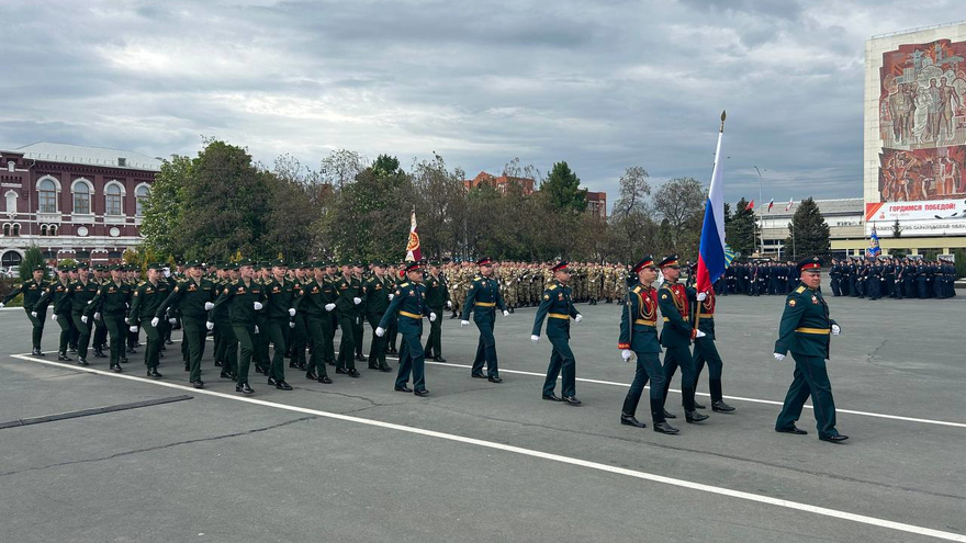 В центре Саратова репетируют парад ко Дню Победы