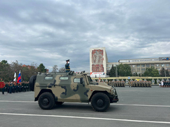 В центре Саратова репетируют парад ко Дню Победы