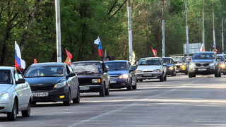 Глава района проехал в автоколонне в честь юбилея Победы