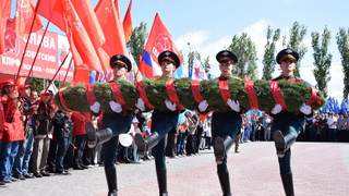 День Победы: тысячи саратовцев встретили праздник у мемориала Журавли