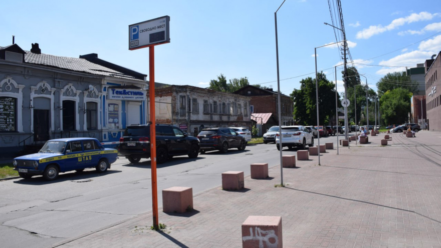 Пока стенд найдешь – сойдешь с ума: в центре Саратова официально открыли платные парковки
