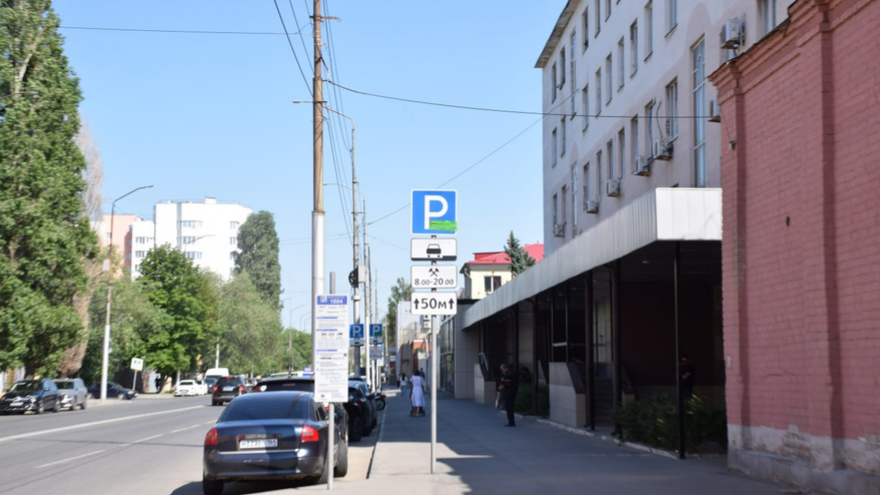 Пока стенд найдешь – сойдешь с ума: в центре Саратова официально открыли платные парковки
