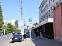 Пока стенд найдешь – сойдешь с ума: в центре Саратова официально открыли платные парковки