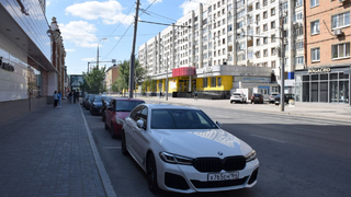 Пока стенд найдешь – сойдешь с ума: в центре Саратова официально открыли платные парковки