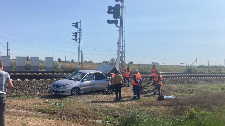 В Саратовской области поезд столкнулся с машиной: есть пострадавшие
