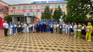 В Энгельсском доме-интернате торжественно поздравили сотрудников с профессиональными праздниками