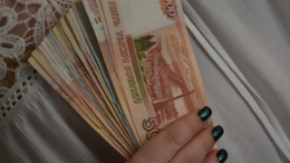 Женщина подсунула помощнику мошенников муляж вместо миллиона