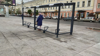 В Саратове у цирка начали ставить остановочный павильон на месте снесенного ларька