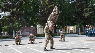 Русский мир, рукопашный бой, звон монет: в Саратове молодым офицерам из института Росгвардии устроили большой выпускной