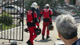 Взрыв газа в доме в Саратове: плитами завалило машины