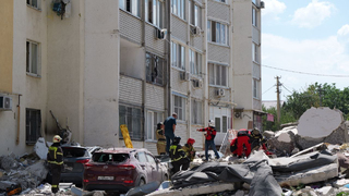 МЧС: под завалами дома в Саратове могут находиться люди