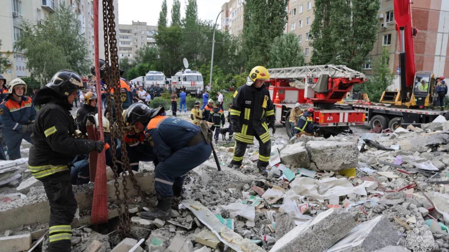 Взрыв дома в Саратове: трое взрослых и ребенок числятся пропавшими