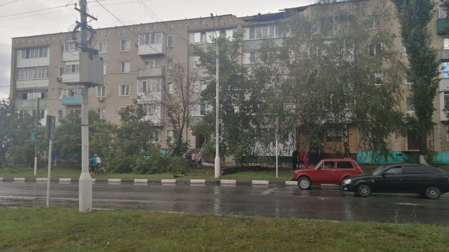 В Калининске во время града обрушился парапет дома