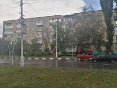 В Калининске во время града обрушился парапет дома