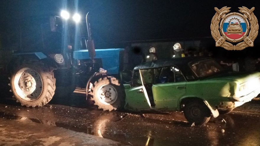 В Калининске в ДТП с трактором разбились двое