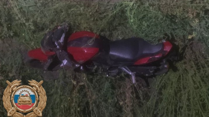 Байкер улетел в кювет в селе под Саратовом