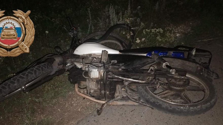 Поздним вечером под Саратовом 11-летний скутерист устроил ДТП с ровесником на велосипеде