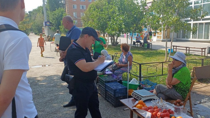 В Энгельсе уличный торговец задолжал по штрафам 560 тысяч рублей