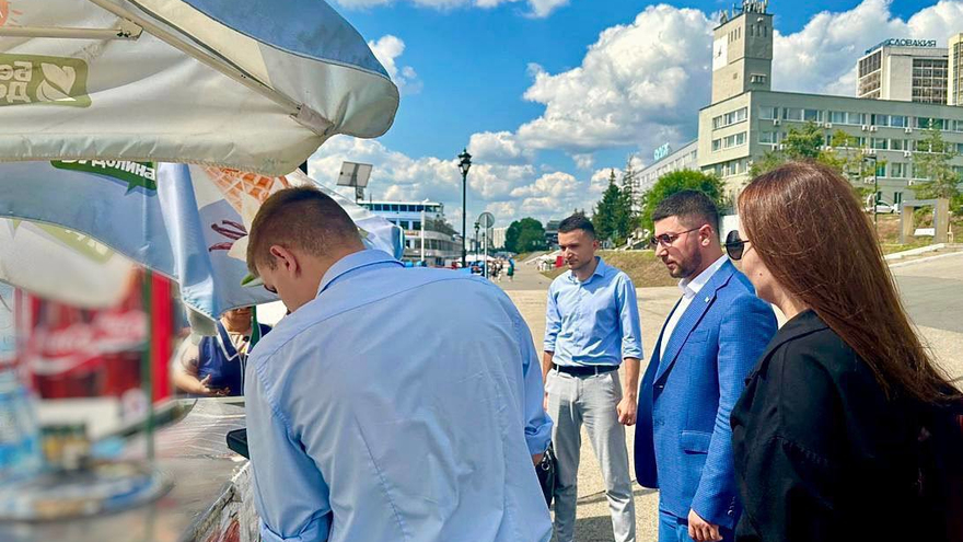 В центре Саратова нелегально торговали сувенирами и едой
