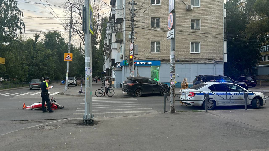 В Саратове байкер пострадал в ДТП с кроссовером