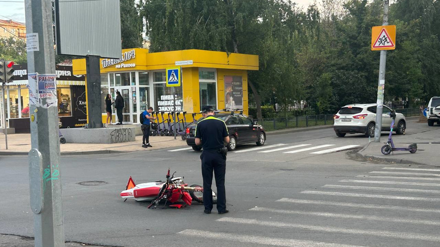 В Саратове байкер пострадал в ДТП с кроссовером