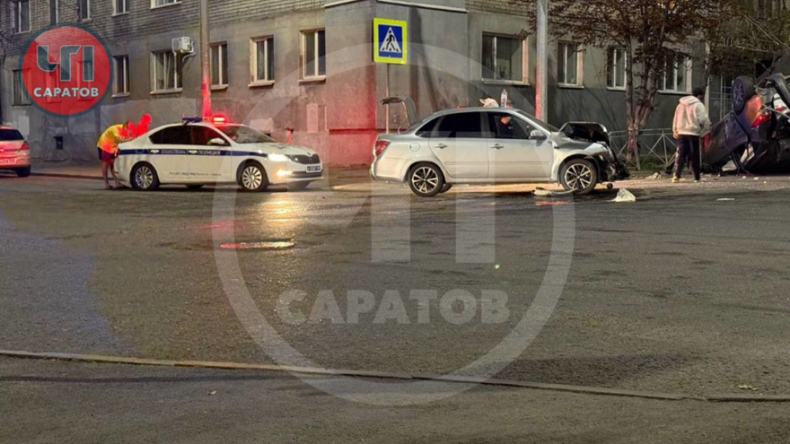 В центре Саратова попавшая в ДТП легковушка перевернулась на крышу