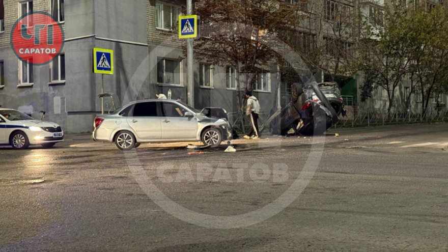 В центре Саратова попавшая в ДТП легковушка перевернулась на крышу