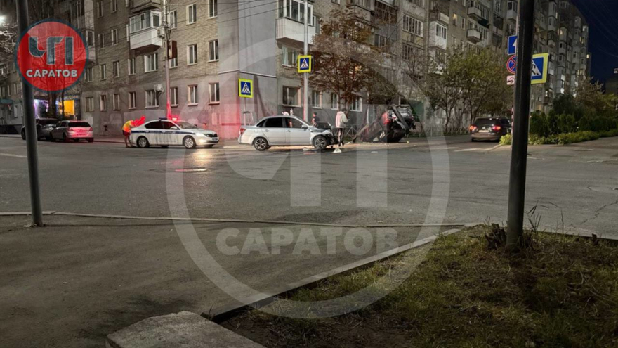В центре Саратова попавшая в ДТП легковушка перевернулась на крышу