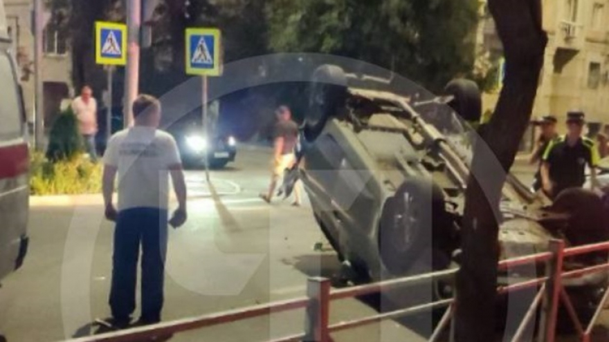 В центре Саратова попавшая в ДТП легковушка перевернулась на крышу