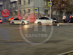 В центре Саратова попавшая в ДТП легковушка перевернулась на крышу
