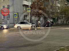 В центре Саратова попавшая в ДТП легковушка перевернулась на крышу