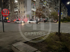 В центре Саратова попавшая в ДТП легковушка перевернулась на крышу