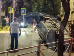 В центре Саратова попавшая в ДТП легковушка перевернулась на крышу