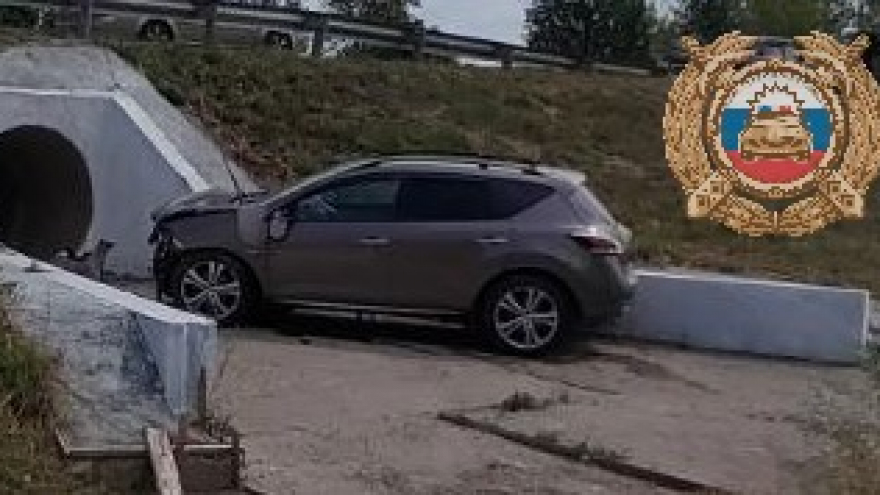 Под Петровском кроссовер влетел в ограждение водопропускной трубы
