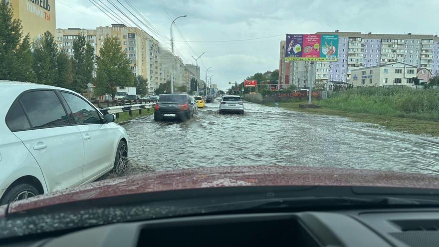 В Саратове после 5-минутного дождя дорога превратилась в озеро