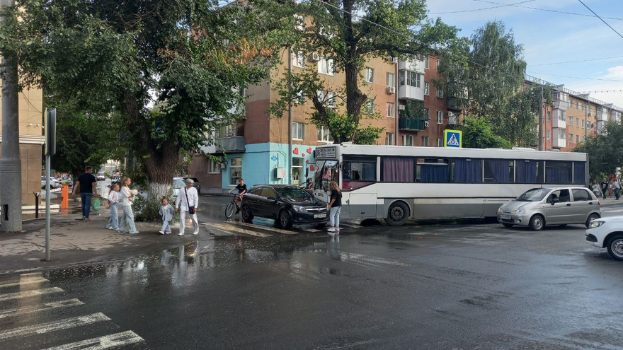 В центре Энгельса произошло тройное ДТП с автобусом 