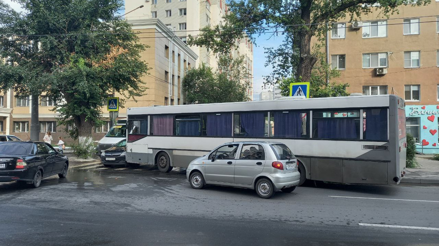 В центре Энгельса произошло тройное ДТП с автобусом 
