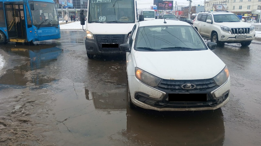Водитель автобуса № 99 травмировал 79-летнюю пассажирку: полиция ищет свидетелей ДТП