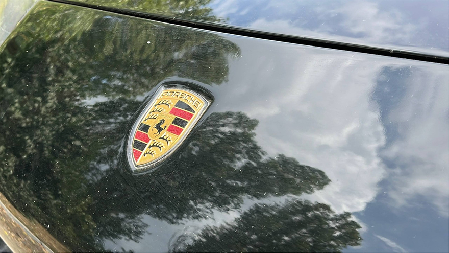 Лихач на Porsche Cayenne накопил штрафов на 850 тысяч рублей и теперь может лишиться машины