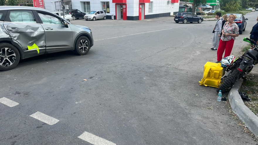 В Саратове подростки на мотоцикле с рюкзаком Яндекса попали в аварию