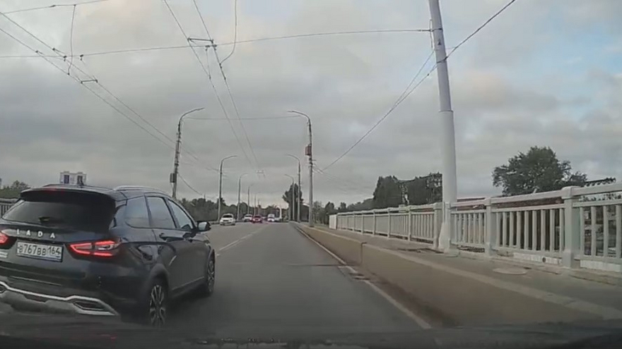 На мосту Саратов-Энгельс автолюбитель обогнал легковушку под запрещающий сигнал