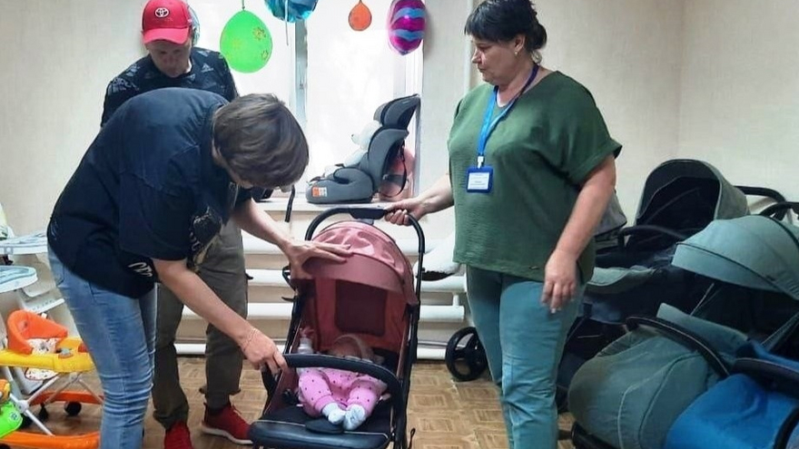 Почти 600 саратовских семей обратились в пункты проката детских вещей