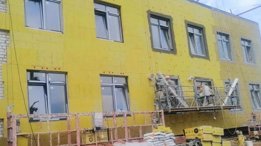 У новой поликлиники на Шуровой горе благоустраивают двор 