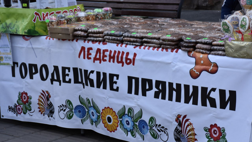 Значки из скейтбордов, аксессуары с Лабубу, афонские иконы: в Саратове стартовала Палитра ремесел