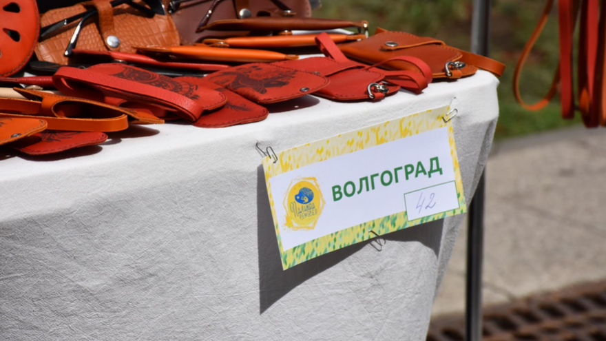 Значки из скейтбордов, аксессуары с Лабубу, афонские иконы: в Саратове стартовала Палитра ремесел