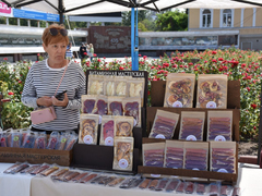 Значки из скейтбордов, аксессуары с Лабубу, афонские иконы: в Саратове стартовала Палитра ремесел