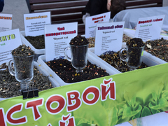 Значки из скейтбордов, аксессуары с Лабубу, афонские иконы: в Саратове стартовала Палитра ремесел