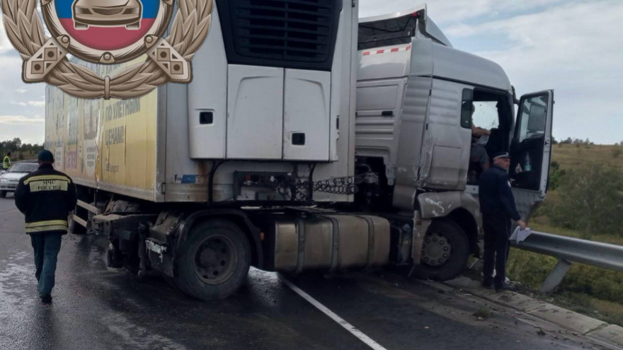 Под Вольском три человека пострадали в массовом ДТП с фурой