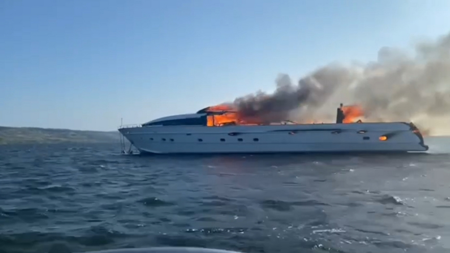 В Саратовской области загорелась яхта с людьми